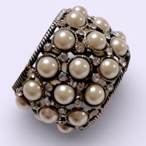 Mia Collection NWOT Silver, Faux Pearl & Rhinestone Stretchy Bracelet